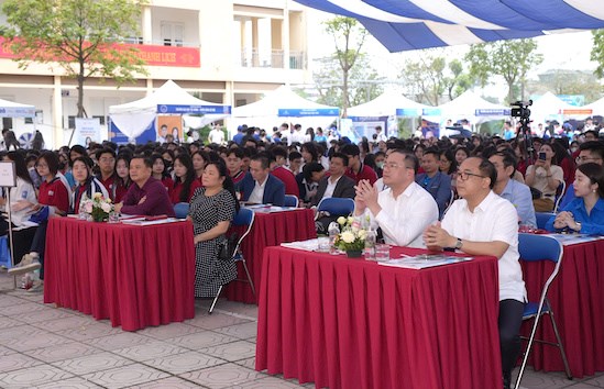 Các vị đại biểu và hơn 2.000 học sinh tham gia chương trình. Ảnh: Ban tổ chức