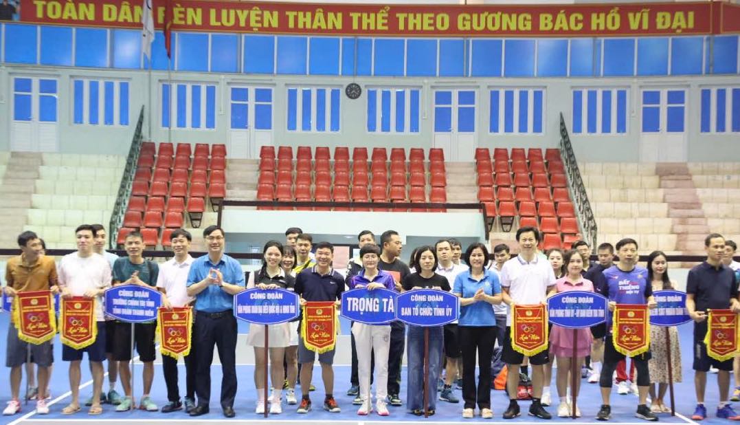Mr. Nguyen Manh Hung - Permanent Vice President of the Provincial Federation of Labor (5th, from left) - presented the Memorial Flag to the teams participating in the badminton and pickleball tournaments. Photo: Nguyen Thiem