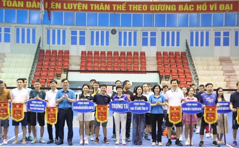 Mr. Nguyen Manh Hung - Permanent Vice President of the Provincial Federation of Labor (5th, from left) - presented the Memorial Flag to the teams participating in the badminton and pickleball tournaments. Photo: Nguyen Thiem