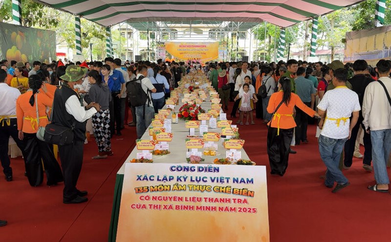 Vinh Long sets a record of 135 unique dishes from tea sticks. Photo: Hoang Loc