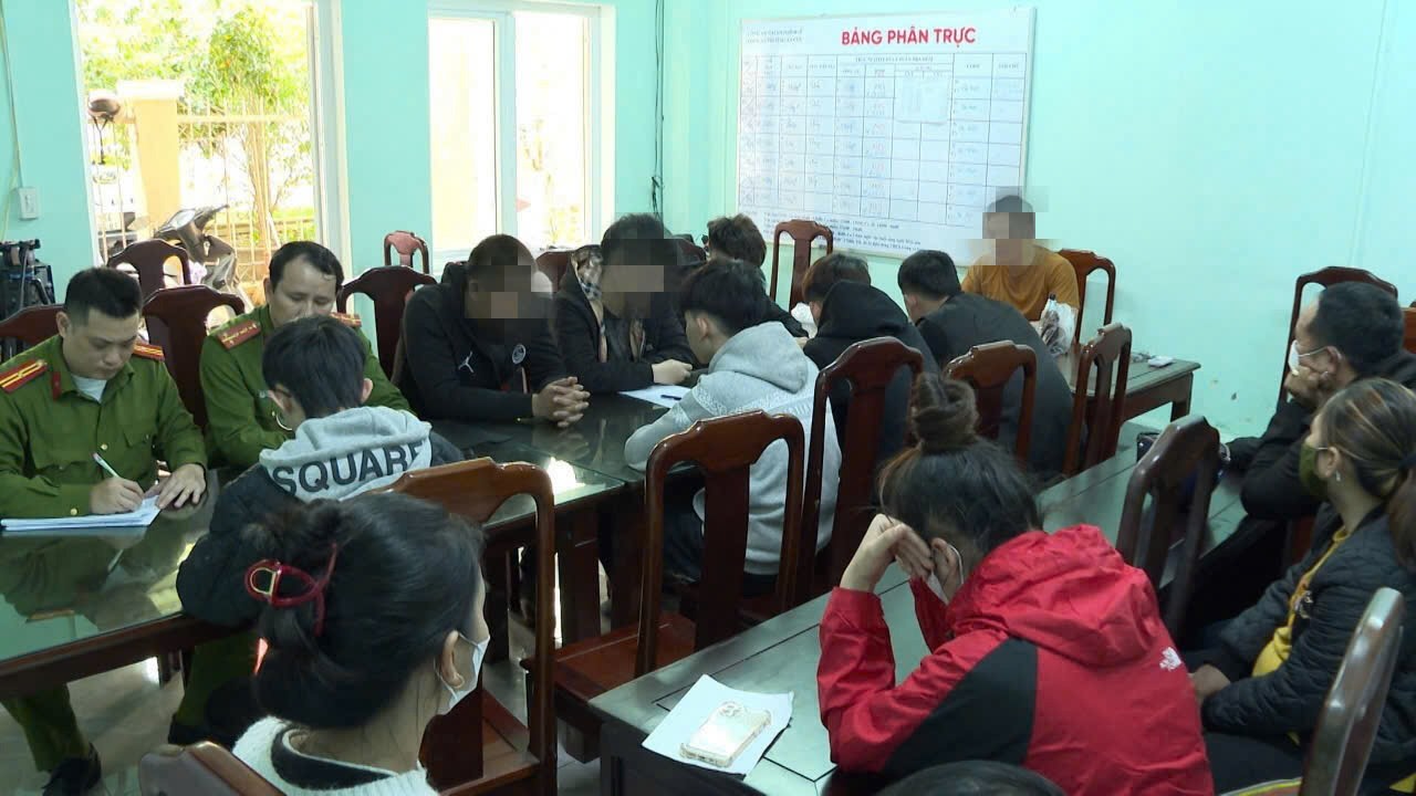 Công an làm việc với nhóm thiếu niên có hành vi cố ý gây thương tích. Ảnh: Trần Hồng.