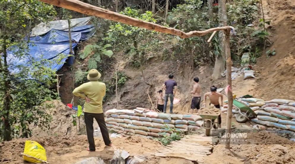 El periodista del periodico laboral en trajes de proteccion forestal invadio un campamento de bandidos de oro. Foto: PV