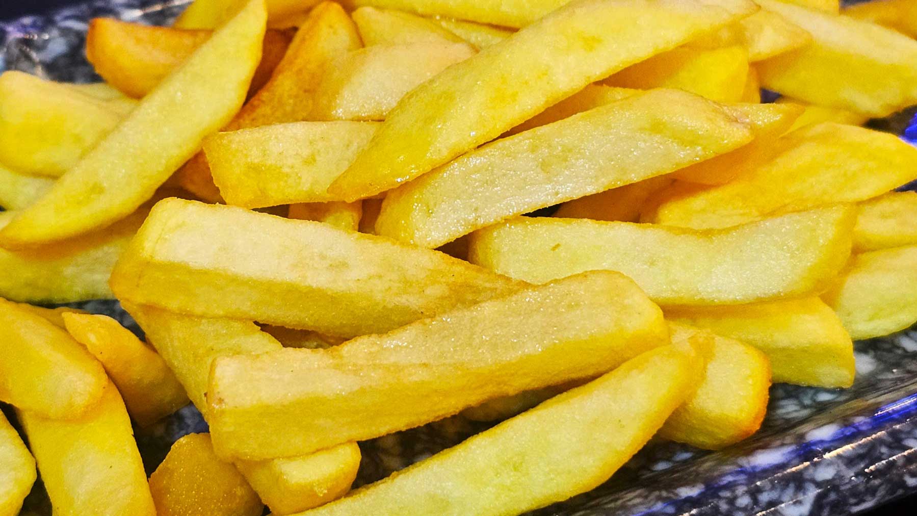 Eating too many French fries can affect the weight loss process. Photo: Han Nghien