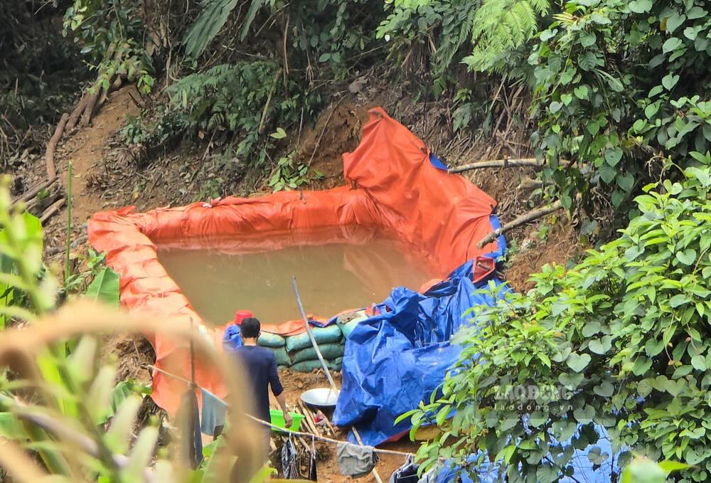 Los tanques de agua estan cubiertos de oro pirata para el tratamiento del oro. Imagen de la pagina