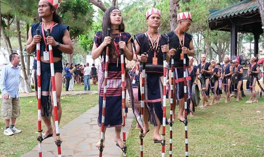 Nghệ nhân trình diễn cà kheo tại Ngày hội văn hóa các dân tộc tỉnh Gia Lai. Ảnh: Hoàng Ngọc