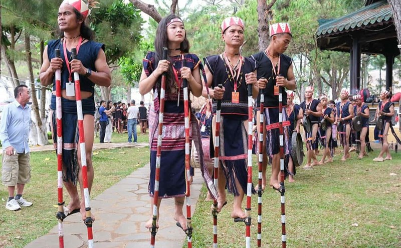 Artisans performing on the hammock at the Gia Lai Province Ethnic Culture Festival. Photo: Hoang Ngoc