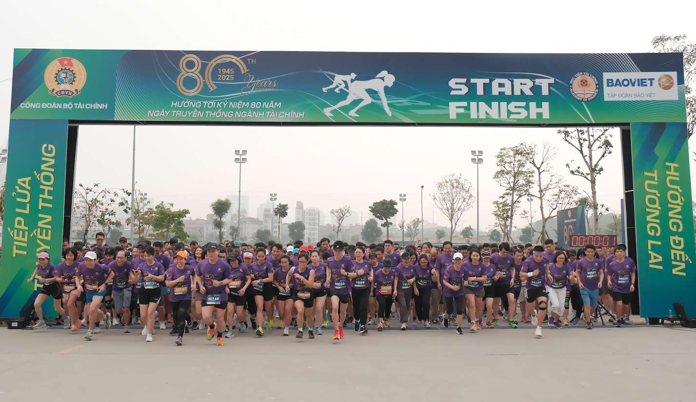 La carrera de la Llama de fuego tradicional en 2025 se dirige al 80 aniversario de la fundacion de la industria financiera de Vietnam (28.8.1945  28.8.2025). Imagen: Ministerio de Hacienda