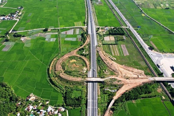 The Tri Binh - Dung Quat intersection is the only intersection among the 8 intersections of the entire Da Nang - Quang Ngai expressway project that is still unfinished and abandoned. Photo: Vien Nguyen.
