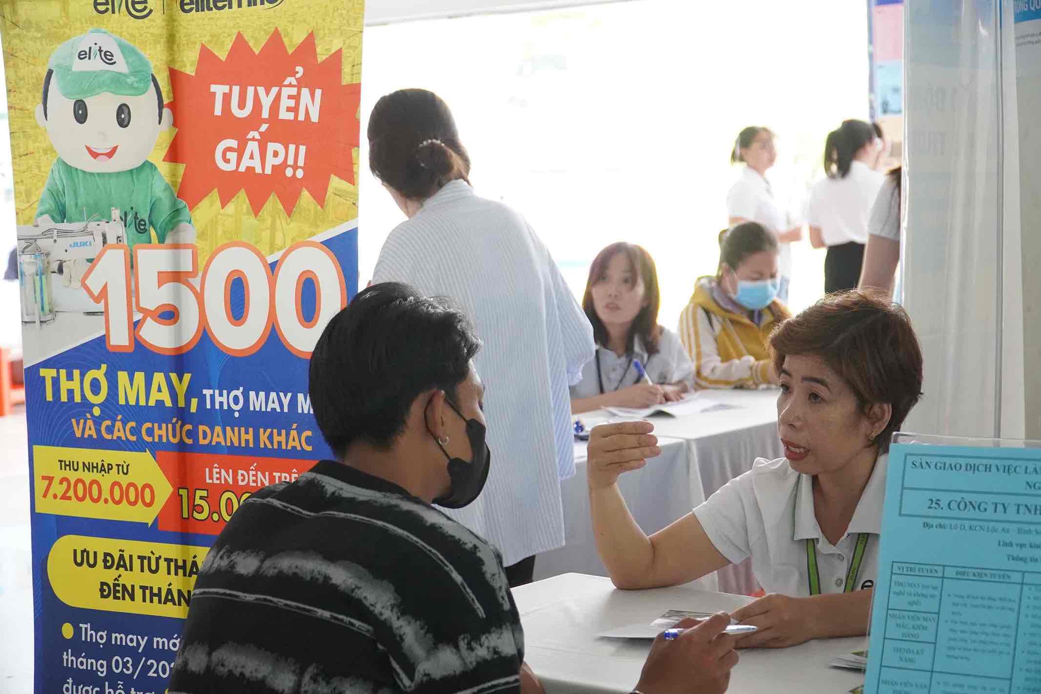 Elite Long Ltd. recluto mas de 1.500 trabajadores comunes en el puesto de trabajo de Dong Nai. Imagen de la HAC
