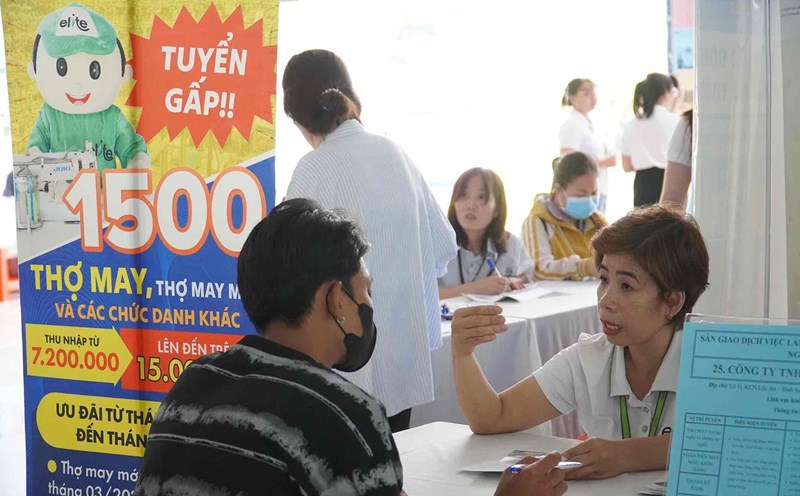 Elite Long Thanh Company Limited urgently recruits 1,500 unskilled workers at Dong Nai job fair. Photo: HAC