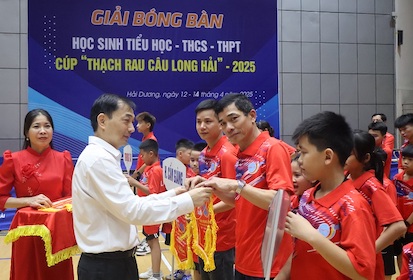 El Sr. Vu Khac Lich - Director Adjunto del Departamento de Cultura, Deportes y Turismo entrego banderas conmemorativas a las unidades participantes en el premio. Foto: Puerta de la ciudad de Haiyang