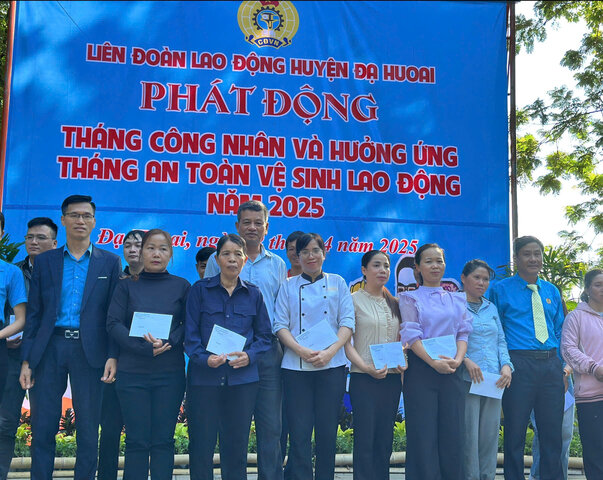 Presenting 30 gifts to workers in difficult circumstances. Photo: Pham Yen