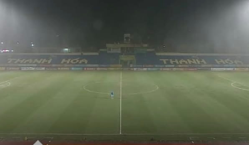 The match between Thanh Hoa and Song Lam Nghe An was interrupted due to heavy rain. Photo: Cut from video