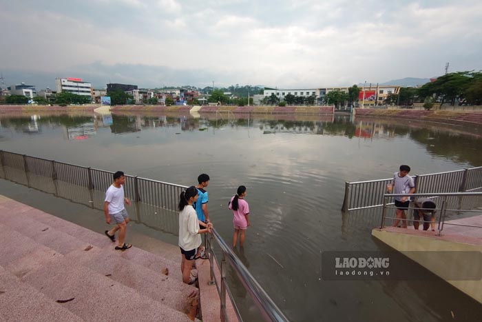 Dien Bien Provincial Stadium turned into a sea of water after heavy rain. Photo: Quang Dat