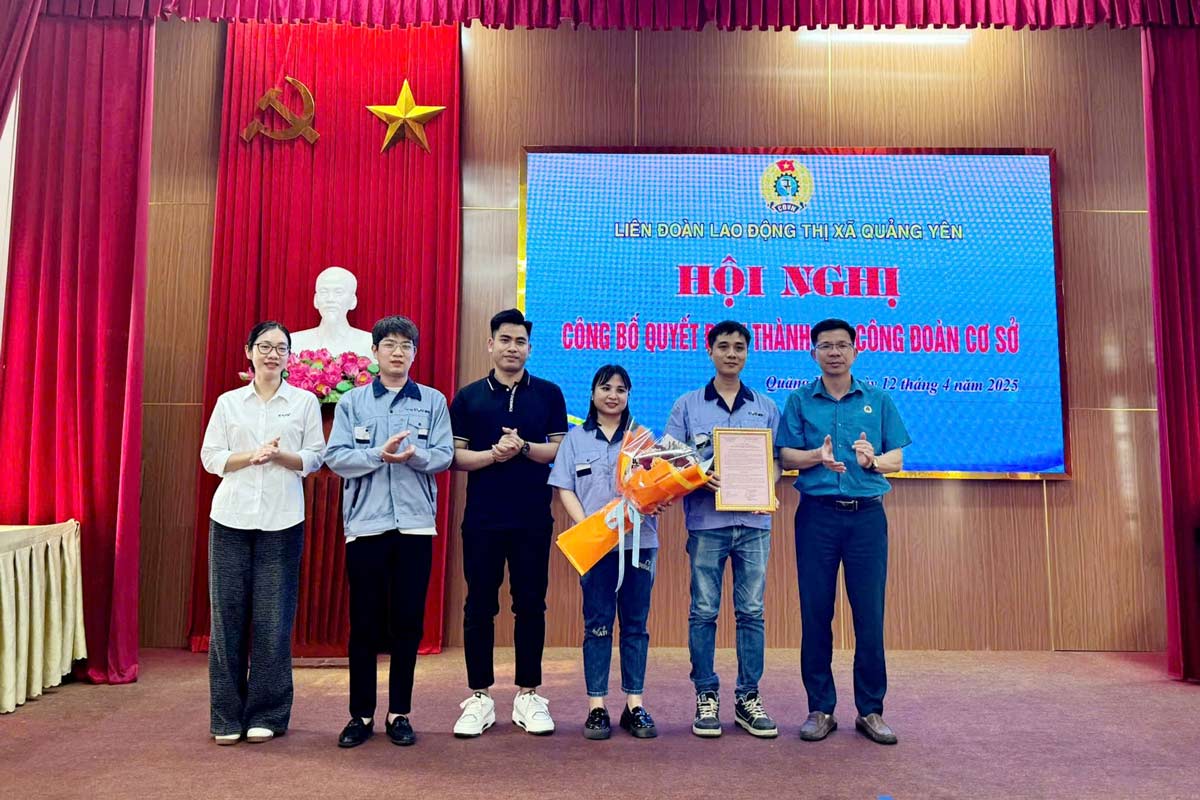 Awarding the decision to establish the grassroots trade union of EVA Quang Ninh Precision Industry Company Limited. Photo: Quang Yen Labor Federation