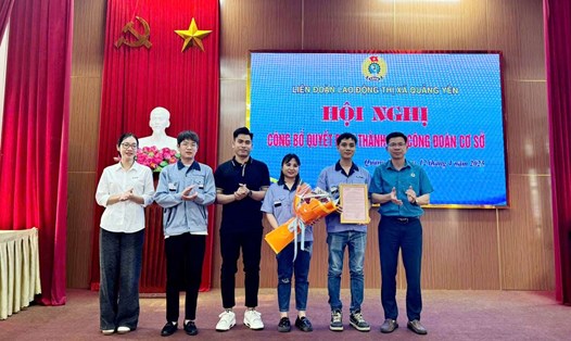 Trao quyết định thành lập CĐCS Công ty TNHH Công nghiệp chính xác EVA Quảng Ninh. Ảnh: LĐLĐ Quảng Yên
