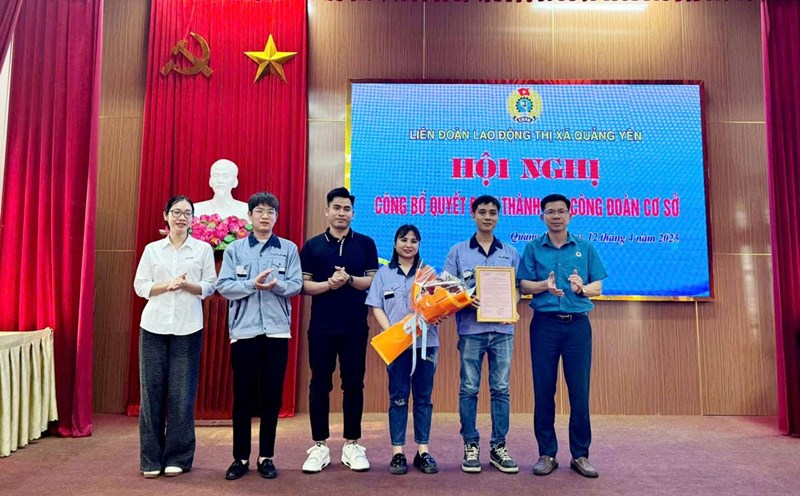 Awarding the decision to establish the grassroots trade union of EVA Quang Ninh Precision Industry Company Limited. Photo: Quang Yen Labor Federation