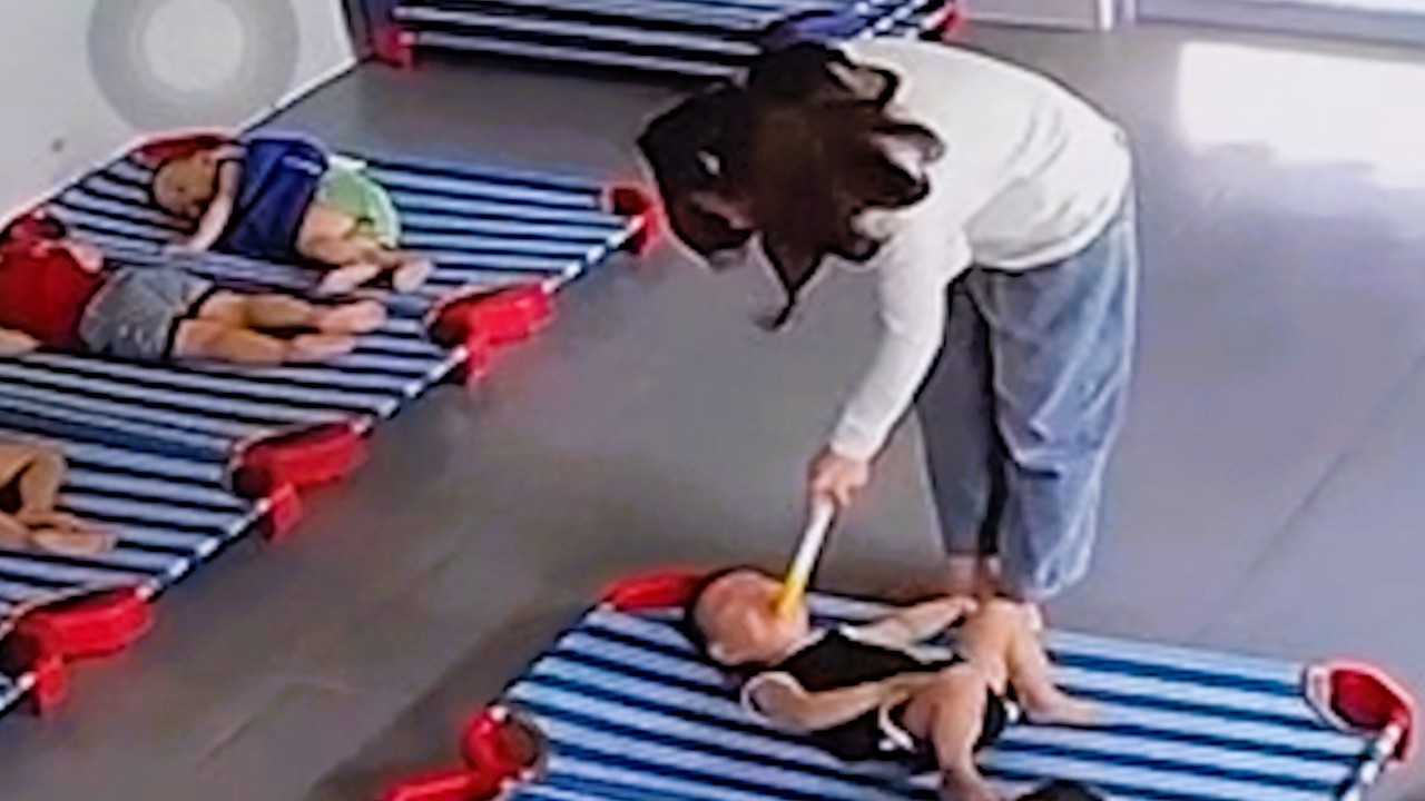 La imagen de un niño de 20 meses de edad, que fue maltratado en Guangnan, provoco indignacion publica. Se lo corto de un clip. Fuente: El Nuevo Testamento