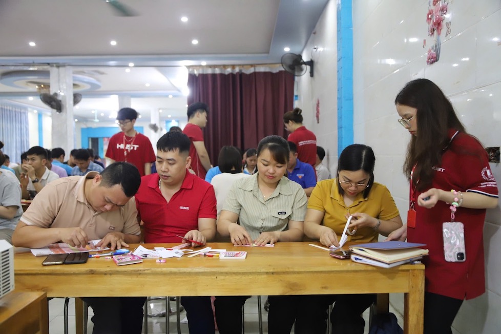 Giao vien thuc hanh, tham gia cac hoat dong STEM, tu do, biet cach thiet ke bai giang. Anh: Thu Hien