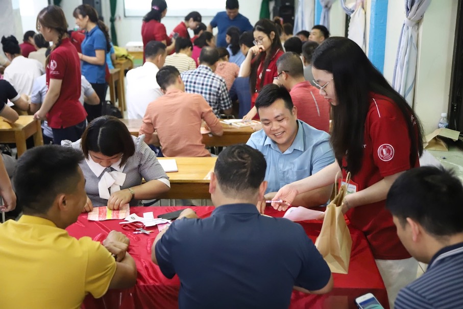 Sinh vien Khoa hoc va Cong nghe Giao, Dai hoc Bach khoa Ha Noi huong dan thay co trong buoi tap huan.