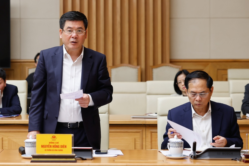 Minister of Industry and Trade Nguyen Hong Dien spoke at the meeting to discuss solutions after the US announced the imposed tax on the goods of Vietnam on July 7. Photo: VGP/Nhat Bac
