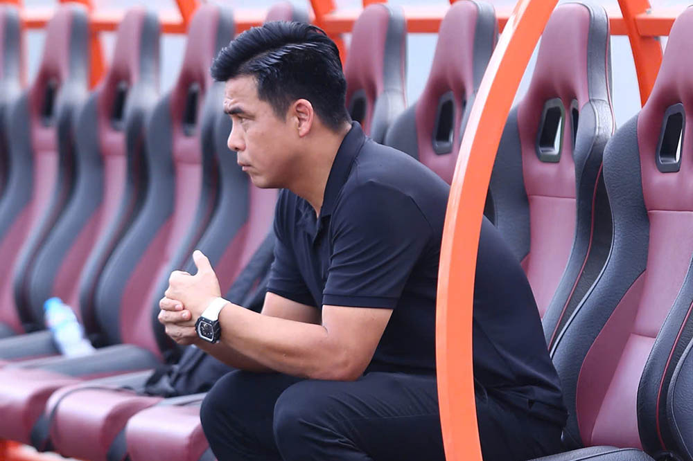Coach Nguyen Viet Thang led Phu Dong Ninh Binh to confront Long An. Photo: Thanh Vu