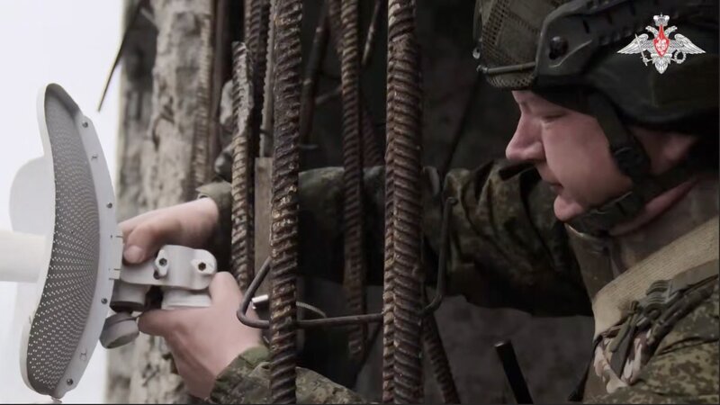 Los comunicadores de la fuerza centrista rusa estan en el trabajo. Imagen: cortada de un video del Ministerio de Defensa ruso