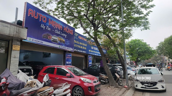 Việc chậm giải phóng mặt bằng một phần Công viên Tuổi trẻ Thủ đô đang khiến khu vực này mất trật tự an toàn giao thông. Ảnh: Minh Hạnh 