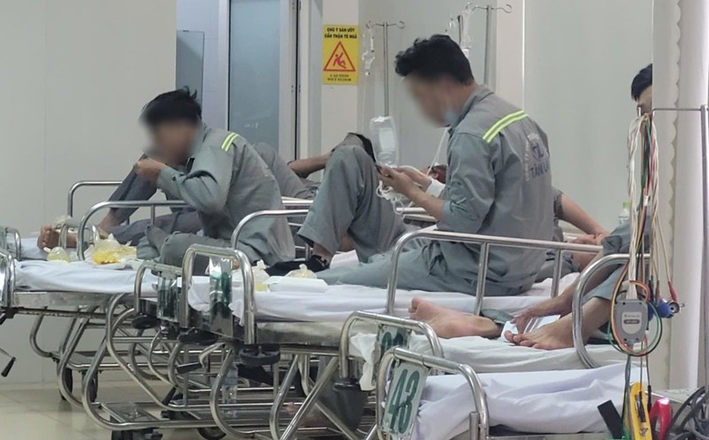Workers were affected by the suspect due to gas leaks treated at Ba Ria Hospital on April 12. Photo: Thanh An