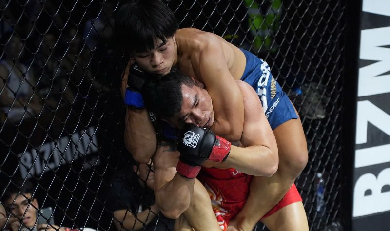 Nguyen Tien Long va Nguyen Trung Hai (xanh) thang chong vanh truoc Nguyen Xuan Phuong va Nguyen Ngoc Thuc. Anh: MMA