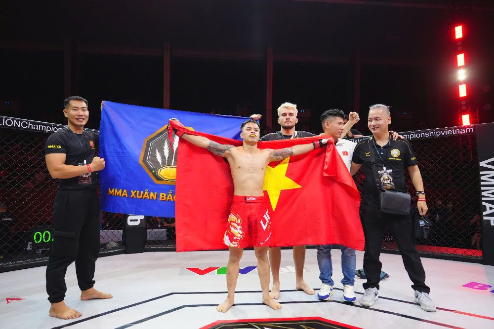 Bui Dinh Khai thang submission Liam Arnold James bang ki thuat siet co sau o 4 phut 25 giay hiep 1 o MMA Pro 56kg. Anh: MMA