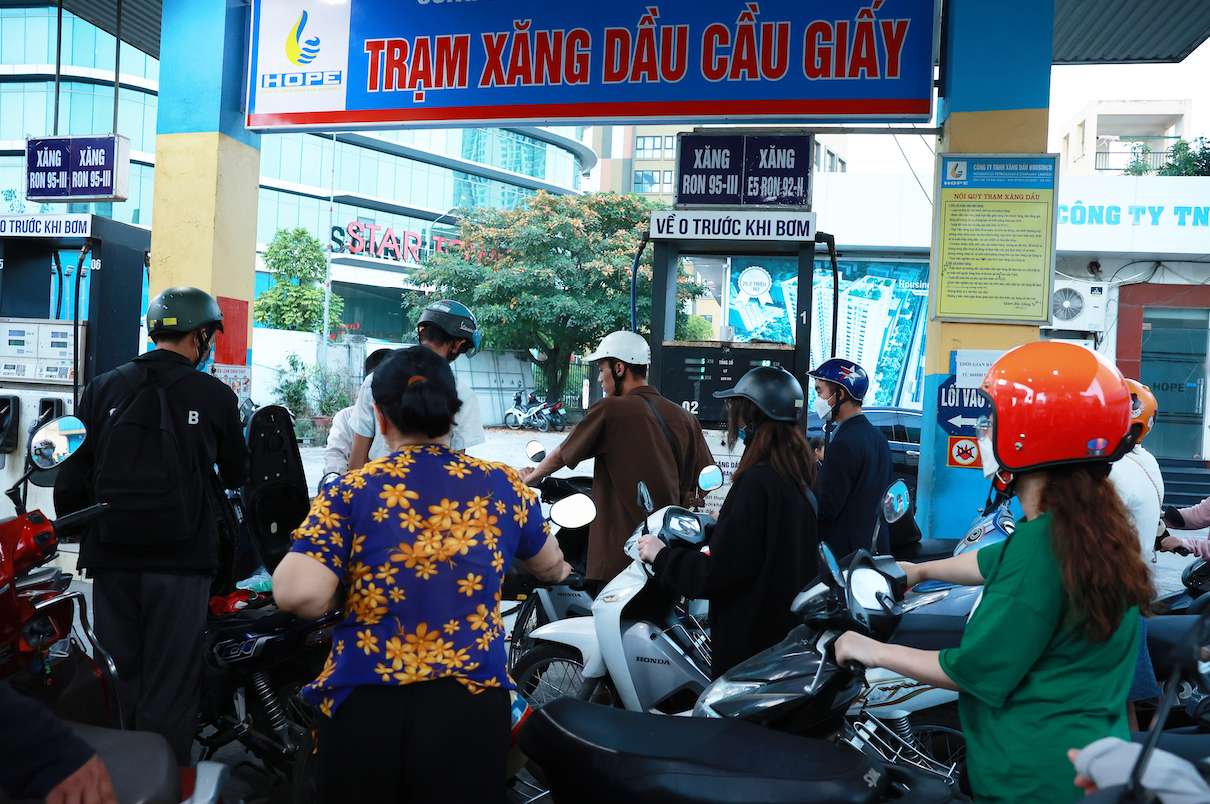 Gasoline prices may continue to decline in the next week of operation. Photo: Hai Nguyen