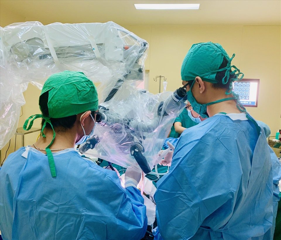 Medicos que tratan a pacientes con el dolor de nervio V. Foto: Asia del Sur