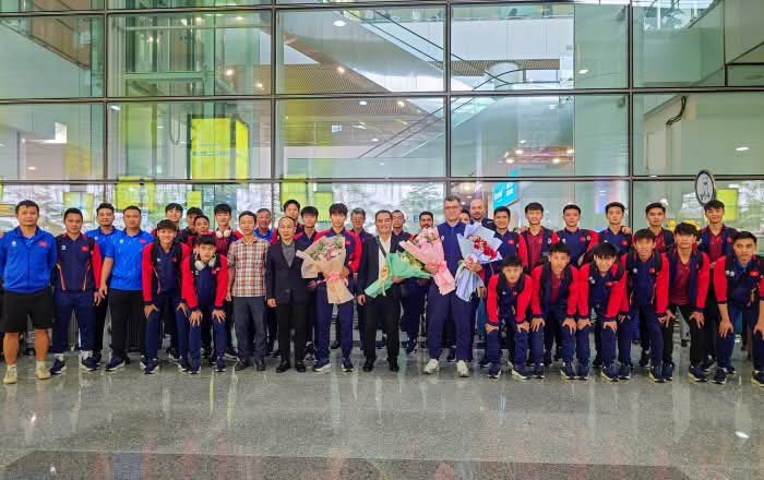 U17 Vietnam returned home in the morning of April 13. Photo: VFF