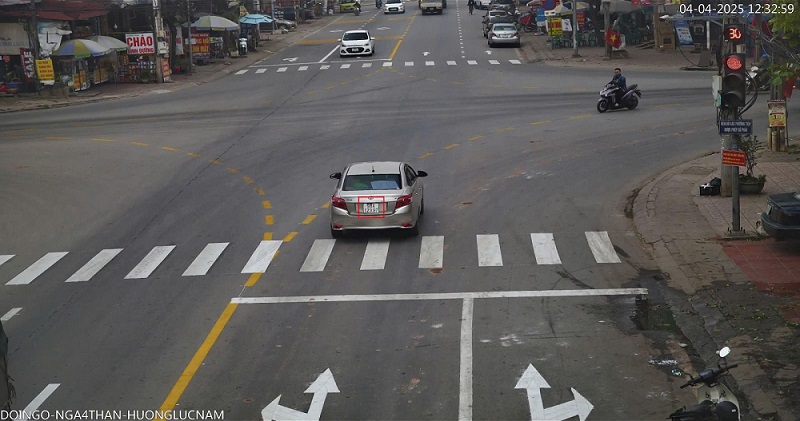 Los autos que cruzan una luz roja en la interseccion de la ciudad de An, distrito de Losun, provincia de Baekjeong, son castigados con una multa de frio. Foto de la Policia de Baekje