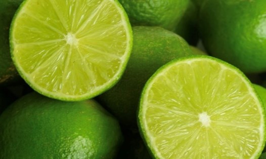 Nước ấm pha chanh là một trong những món ăn không thể bỏ qua trong thực đơn phục hồi gan với người uống rượu, bia thường xuyên. Ảnh: Kiều Vũ.