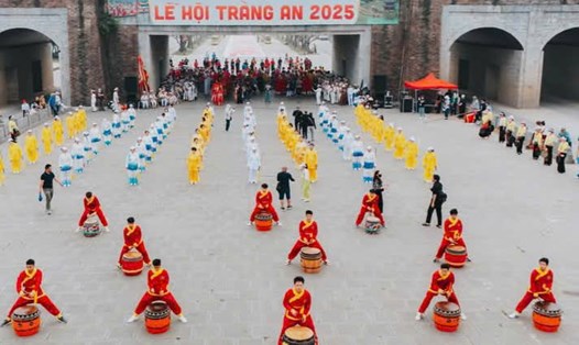 Với chủ đề "Tràng An - Di sản ngàn năm, hồn thiêng núi sông", lễ hội Tràng An năm 2025 được tổ chức với nhiều sắc màu văn hóa ý nghĩa. Ảnh: Nguyễn Trường