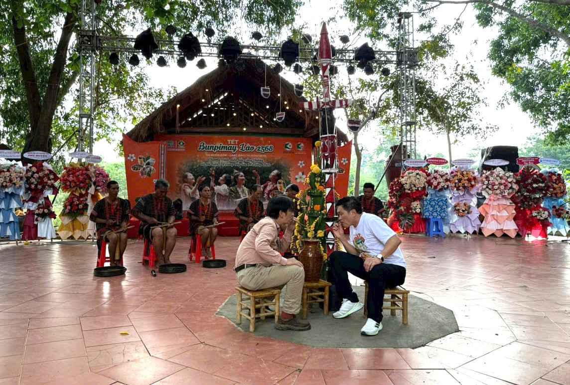 Hàng nghìn du khách đổ về Buôn Đôn vui Tết Bunpimay cổ truyền của người Lào