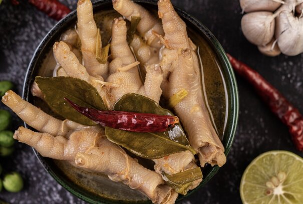 Los pies de pollo empapados en la hierba de limon son bocadillos ricos en colageno. Foto: thuy duong