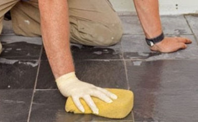When you know how, cleaning the floor tile floor will be easier. Photo: Bich Nhung