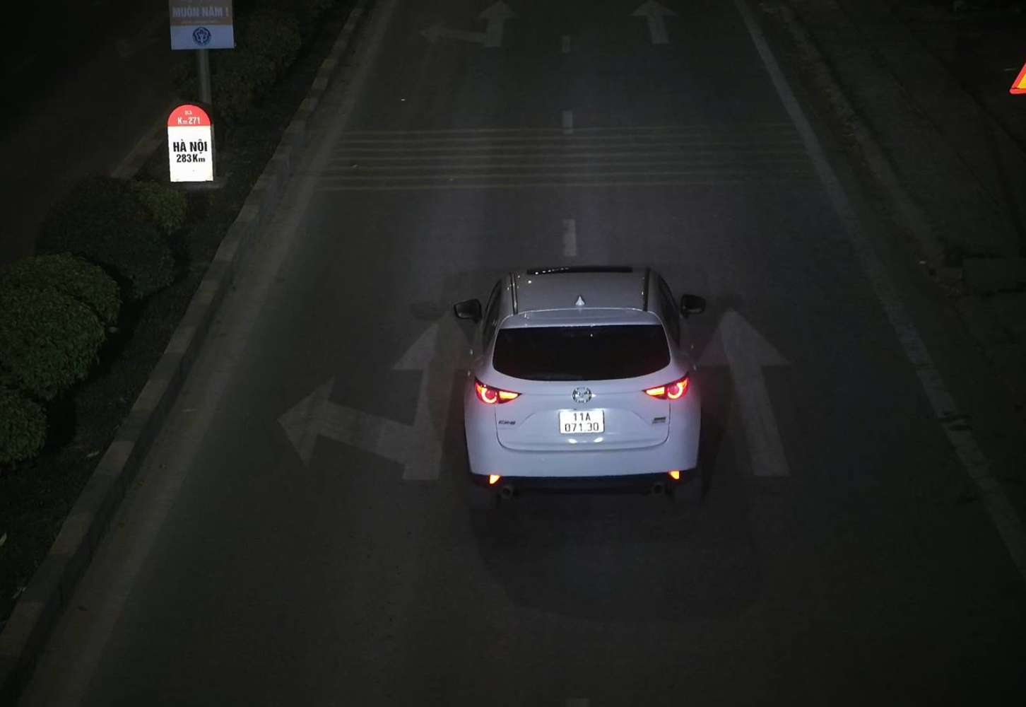 Cars violate speeding as prescribed, at km 271, Highway 3. Photo: Cao Bang Police Department