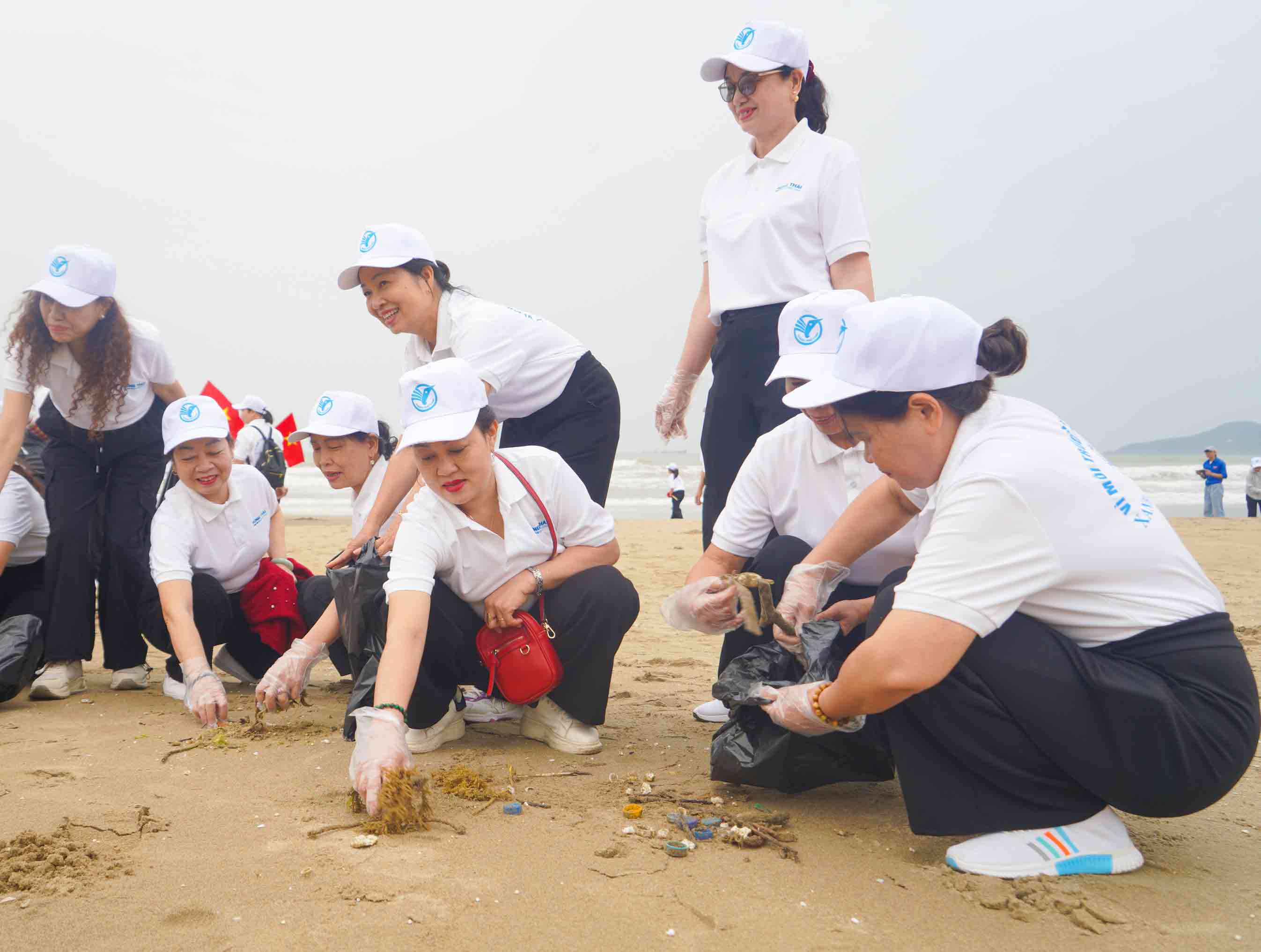 People participate in cleaning garbage at Cua Lo beach. Photo: Duy Chuong