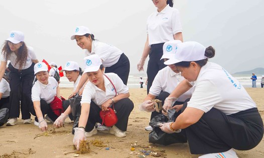 Người dân tham gia dọn rác tại bãi biển Cửa Lò. Ảnh: Duy Chương