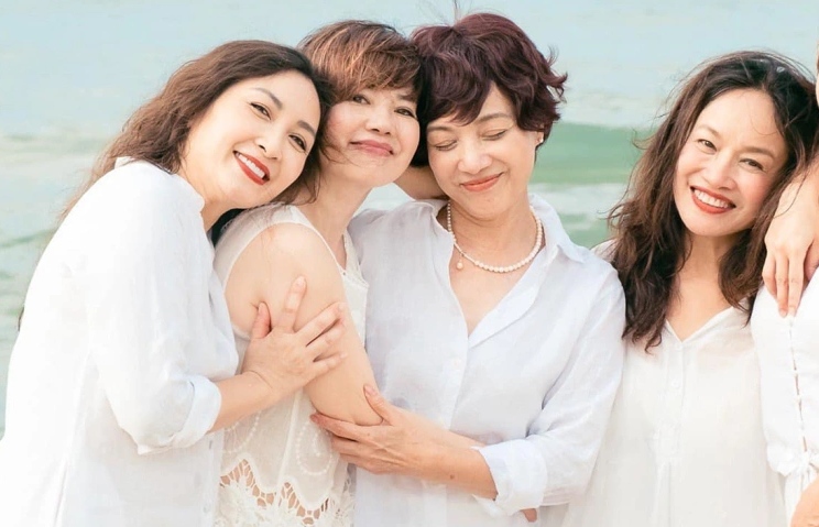 Actress Tu Oanh and her close colleagues. Photo: Facebook character