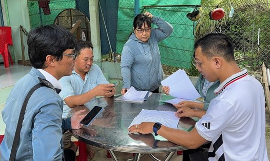Dân Vĩnh Long khổ sở vì nước bẩn, mất nước triền miên. Ảnh: Hoàng Lộc