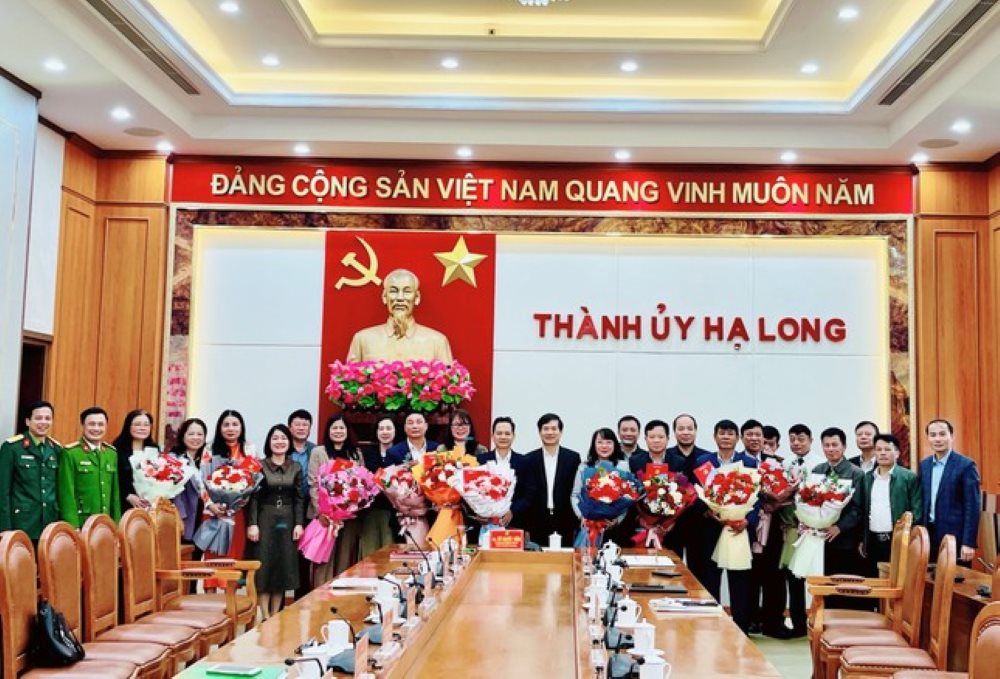 The Standing Committee of the Ha Long City Party Committee, Quang Ninh Province presented flowers to 12 leaders of communes, wards and units in Ha Long City who have applied for early retirement. Photo: Ha Long City Information Portal