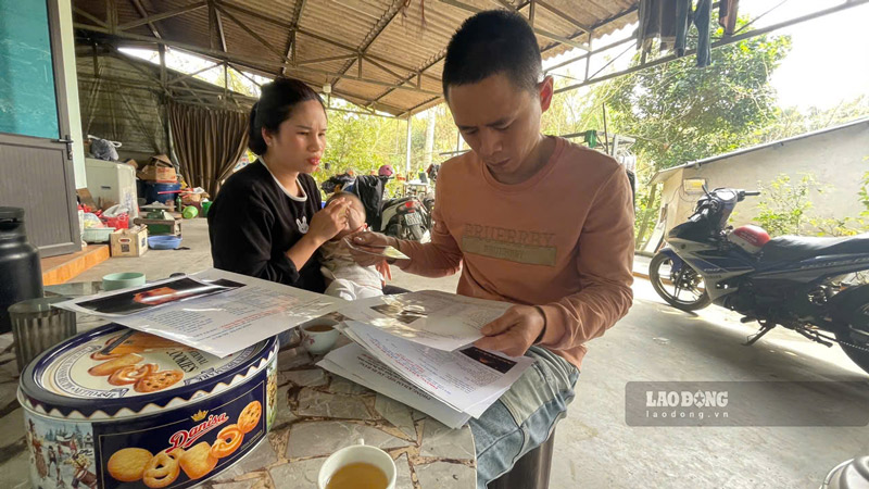 The couple in Lao Cai are looking for a plan to treat their children. Photo: Dinh Dai