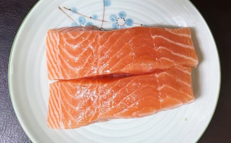 Salmon contains omega-3-fatty acids with strong anti-inflammatory effects, this is a good food for people who drink alcohol or beer. Photo: Thanh Thanh.