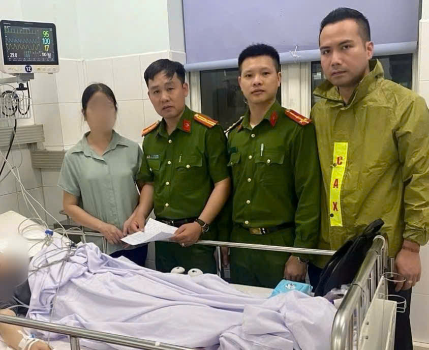 Cat Hai Town Police Task Force handed over L.N.K.P to the family. Photo: Hai Phong City Police