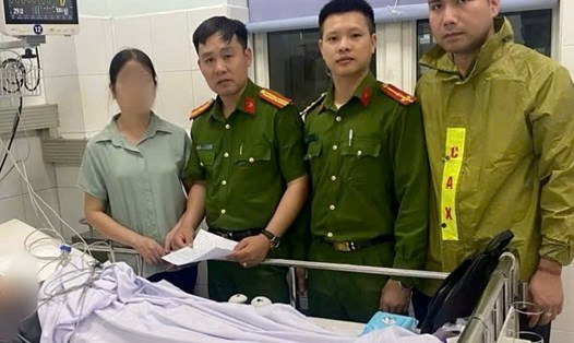 Tổ công tác Công an thị trấn Cát Hải bàn giao cháu L.N.K.P cho gia đình. Ảnh: Công an TP Hải Phòng